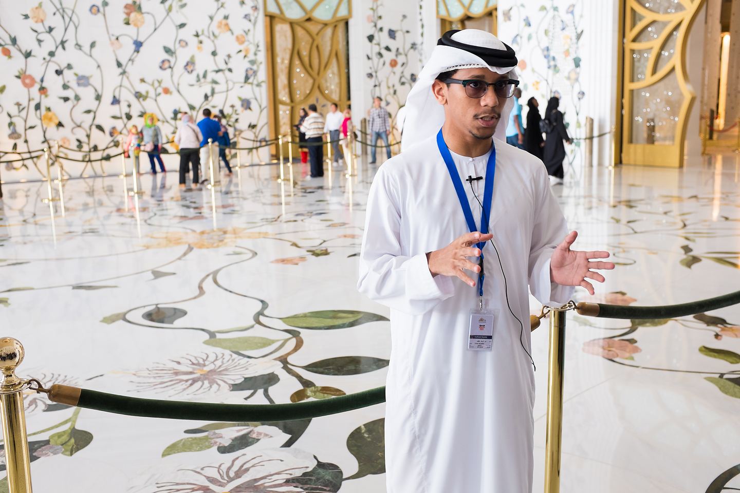 Przewodnik w Sheikh Zayed Grand Mosque, Abu Dhabi (Emiraty Arabskie)
